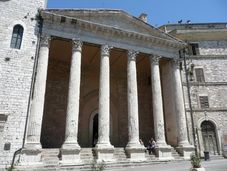Fassade des Minervatempels Assisi