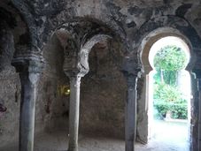 Hufeisenbogen und Kapitelle