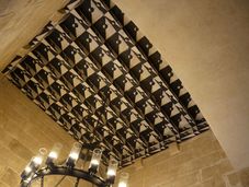 Verzierte Holzdecke im Palast