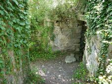 Zugang zum westlichen Kellergewölbe