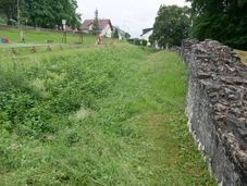 Südmauern mit Graben