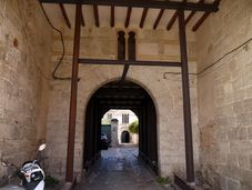 Torbogen mit Hufeienbogen-Fenster