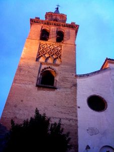 Turm der Allerheiligenkirche in Sevilla