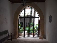 Blick in ein Innenhof mit Tor